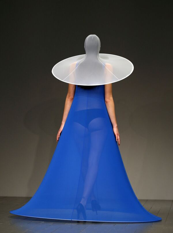 ¿Arte o delirio? Los modelos más deslumbrantes de la Semana de la Moda de Londres - Sputnik Mundo