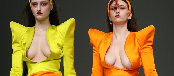 ¿Arte o delirio? Los modelos más deslumbrantes de la Semana de la Moda de Londres - Sputnik Mundo