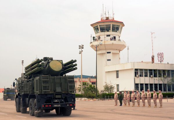 La defensa aérea de la base rusa de Hmeymim repele un ataque con drones - Sputnik Mundo