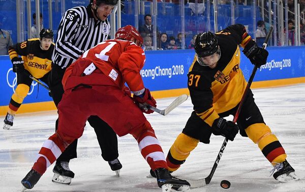 Los hockeístas de Rusia y Alemania durante el partido - Sputnik Mundo