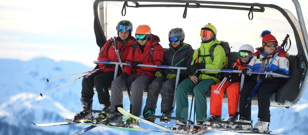 Los turistas en una estación de esquí - Sputnik Mundo