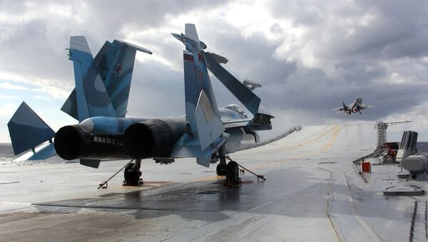 Su-33 y MiG-29K en la cubierta del crucero pesado Almirante Kuznetsov (Archivo) - Sputnik Mundo