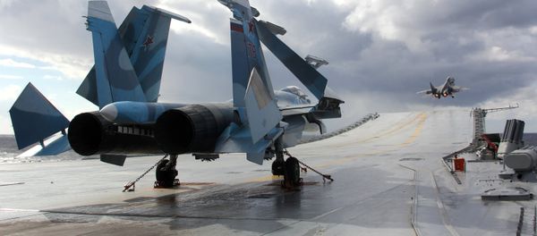 Su-33 y MiG-29K en la cubierta del crucero pesado Almirante Kuznetsov (Archivo) Su-33 y MiG-29K en la cubierta del crucero pesado Almirante Kuznetsov (Archivo) - Sputnik Mundo