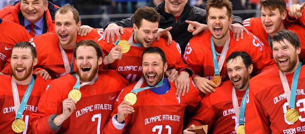 La selección rusa de hockey sobre hielo con las medallas de oro - Sputnik Mundo
