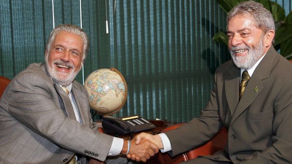 El exgobernador del estado de Bahía, Jacques Wagner junto al expresidente de Brasil Luiz Inácio Lula da Silva (archivo) El exgobernador del estado de Bahía, Jacques Wagner junto al expresidente de Brasil Luiz Inácio Lula da Silva (archivo) - Sputnik Mundo