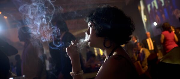Mujer fuma un puro durante del Festival Internacional del Habano en Cuba - Sputnik Mundo