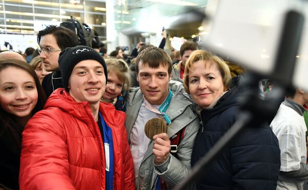 Así recibieron los fans en Moscú a sus héroes de Pyeongchang - Sputnik Mundo