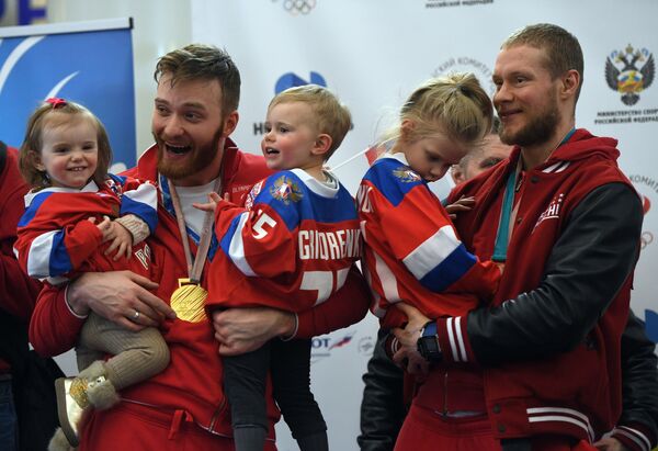 Así recibieron los fans en Moscú a sus héroes de Pyeongchang - Sputnik Mundo