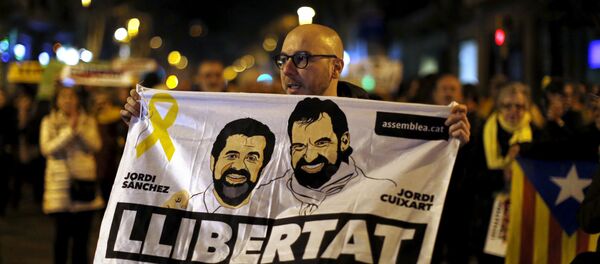 Un cartel con la cara de Jordi Sànchez y Jordi Cuixart - Sputnik Mundo