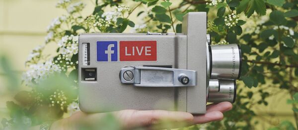 Una cámara con el logo de Facebook Live (imagen referencial) Una cámara con el logo de Facebook Live (imagen referencial) - Sputnik Mundo