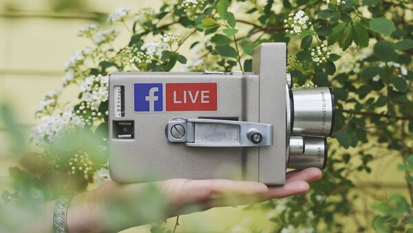 Una cámara con el logo de Facebook Live (imagen referencial) - Sputnik Mundo