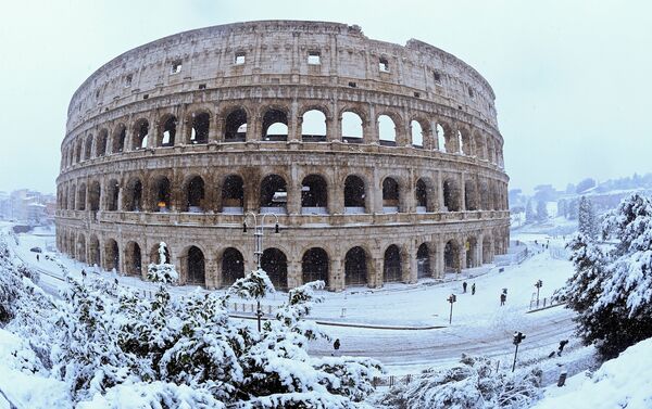 Coliseo durante una intensa nevada en Roma, Italia Coliseo durante una intensa nevada en Roma, Italia - Sputnik Mundo