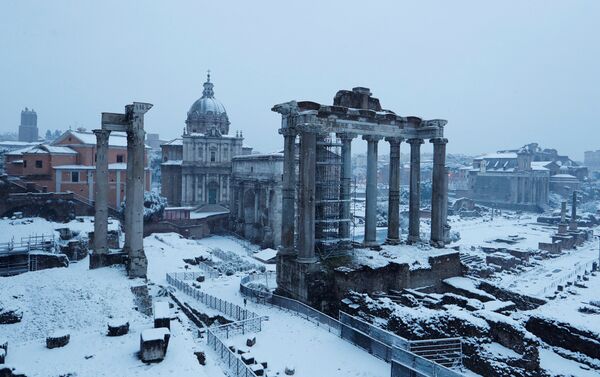 El Foro romano durante una intensa nevada en Roma, Italia El Foro romano durante una intensa nevada en Roma, Italia - Sputnik Mundo