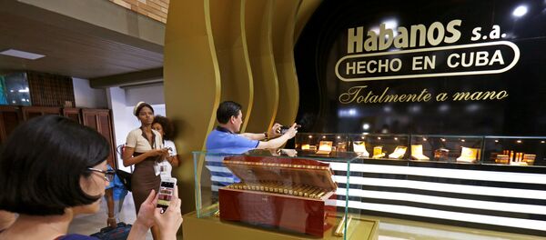 Visitantes toman fotos durante el XX Festival del Habano - Sputnik Mundo