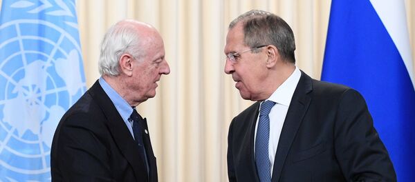 El enviado especial de la ONU para Siria, Staffan de Mistura, y el ministro de Exteriores de Rusia, Serguéi Lavrov - Sputnik Mundo