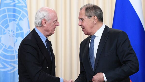 El enviado especial de la ONU para Siria, Staffan de Mistura, y el ministro de Exteriores de Rusia, Serguéi Lavrov - Sputnik Mundo