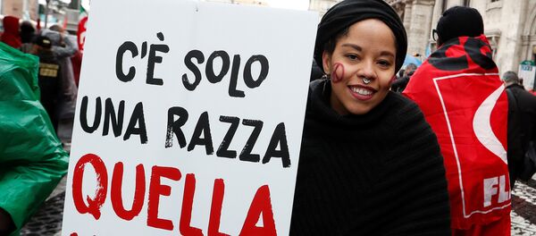 Una manifestación contra el racismo en la antesala de las elecciones italianas - Sputnik Mundo