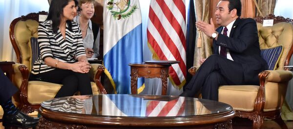 Nikki Haley, embajadora de EEUU ante la ONU y Jimmy Morales, presidente de Guatemala - Sputnik Mundo