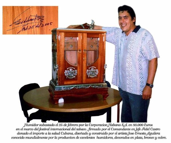 José Ernesto Aguilera posa junto a un humidor fabricado para Punch por su empresa Humidores Habana en 2005. El mismo está firmado por Fidel Castro. - Sputnik Mundo