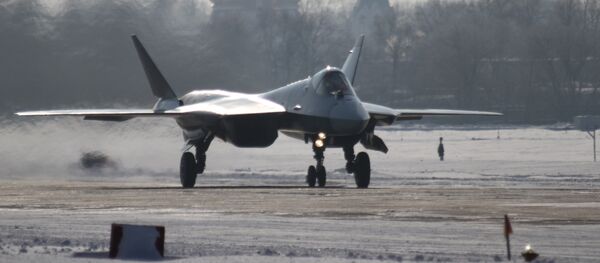 Uno de los prototipos del Su-57 durante el primer vuelo de larga duración entre el Lejano Oriente ruso y Moscú (archivo, enero de 2013) - Sputnik Mundo