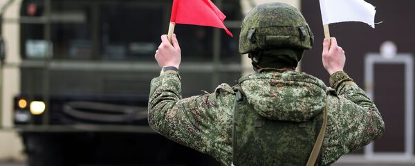 Un militar ruso junto al sistema de misiles tácticos ruso Iskander-M (imagen referencial) - Sputnik Mundo