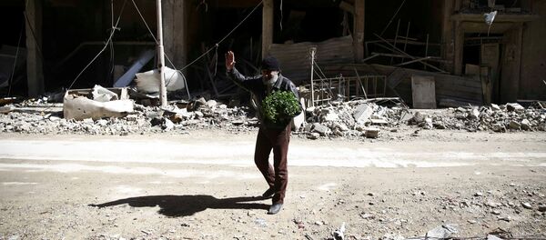 Un hombre en Guta Oriental, Siria - Sputnik Mundo