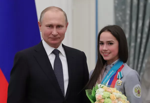 Las autoridades rusas rinden homenaje a los medallistas de los JJOO 2018 - Sputnik Mundo