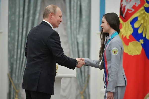 Las autoridades rusas rinden homenaje a los medallistas de los JJOO 2018 - Sputnik Mundo