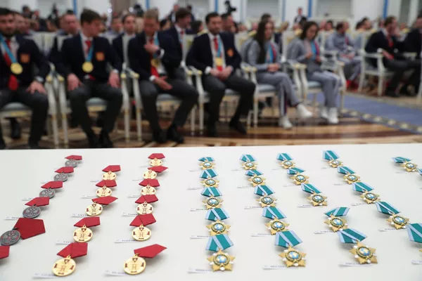 Las autoridades rusas rinden homenaje a los medallistas de los JJOO 2018 - Sputnik Mundo