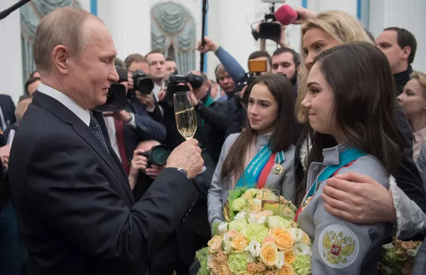 Las autoridades rusas rinden homenaje a los medallistas de los JJOO 2018 - Sputnik Mundo