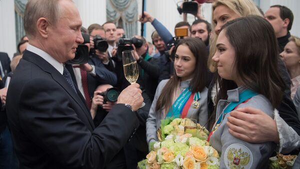 Las autoridades rusas rinden homenaje a los medallistas de los JJOO 2018 - Sputnik Mundo