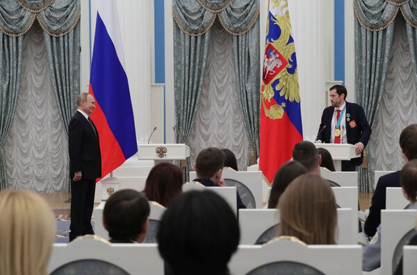 Las autoridades rusas rinden homenaje a los medallistas de los JJOO 2018 - Sputnik Mundo