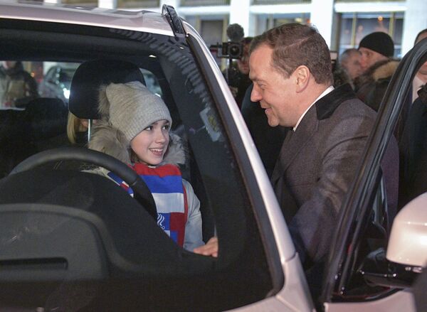 Las autoridades rusas rinden homenaje a los medallistas de los JJOO 2018 - Sputnik Mundo