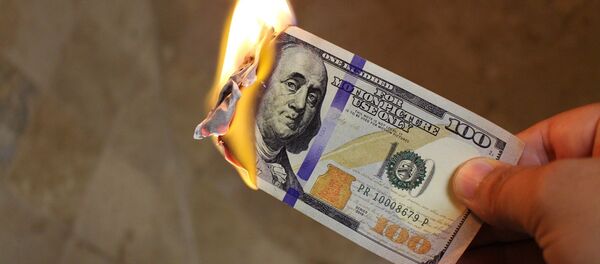 Billete de dólar estadounidense en llamas Billete de dólar estadounidense en llamas - Sputnik Mundo