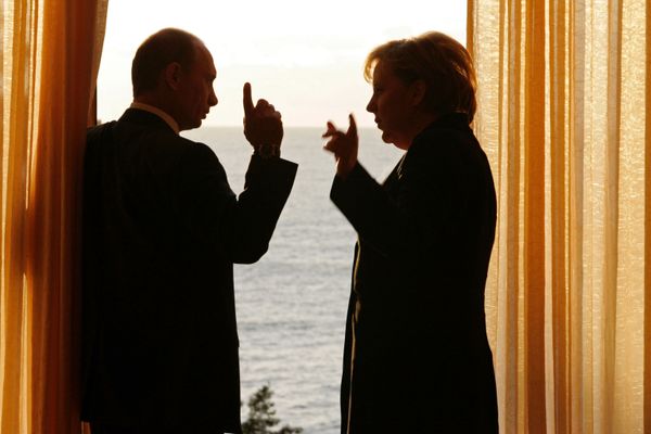 El presidente de Rusia, Vladímir Putin, y la canciller de Alemania, Angela Merkel, durante una reunión en la residencia presidencial Bocharov Ruchéi, en Sochi - Sputnik Mundo