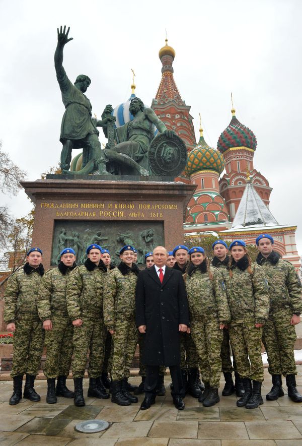 El presidente Vladímir Putin en una ceremonia de entrega de flores al monumento de Minin y Pozharski, en la Plaza Roja, como parte de un evento dedicado al Día de la Unidad Nacional - Sputnik Mundo