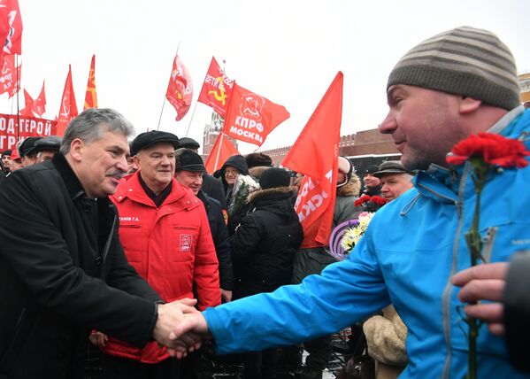 El candidato presidencial Pável Grudinin y el líder del partido KPRF, Guennadi Ziugánov, en la ceremonia de ofrenda floral por el 94º aniversario de la muerte de Lenin, Plaza Roja El candidato presidencial Pável Grudinin y el líder del partido KPRF, Guennadi Ziugánov, en la ceremonia de ofrenda floral por el 94º aniversario de la muerte de Lenin, Plaza Roja - Sputnik Mundo