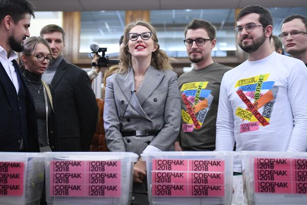 La candidata presidencial por el partido Iniciativa Civil, Ksenia Sobchak, y sus partidarios durante la entrega de las firmas en apoyo a la inscripción de Sobchak como candidata presidencial ante la autoridad electoral rusa - Sputnik Mundo