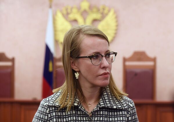 Ksenia Sobchak, presentadora de televisión y candidata presidencial por el partido Iniciativa Civil, contesta a las preguntas de los periodistas tras presentar un recurso frente al Tribunal Supremo de Rusia contra la recogida de firmas de Vladímir Putin para inscribirse como candidato presidencial. - Sputnik Mundo