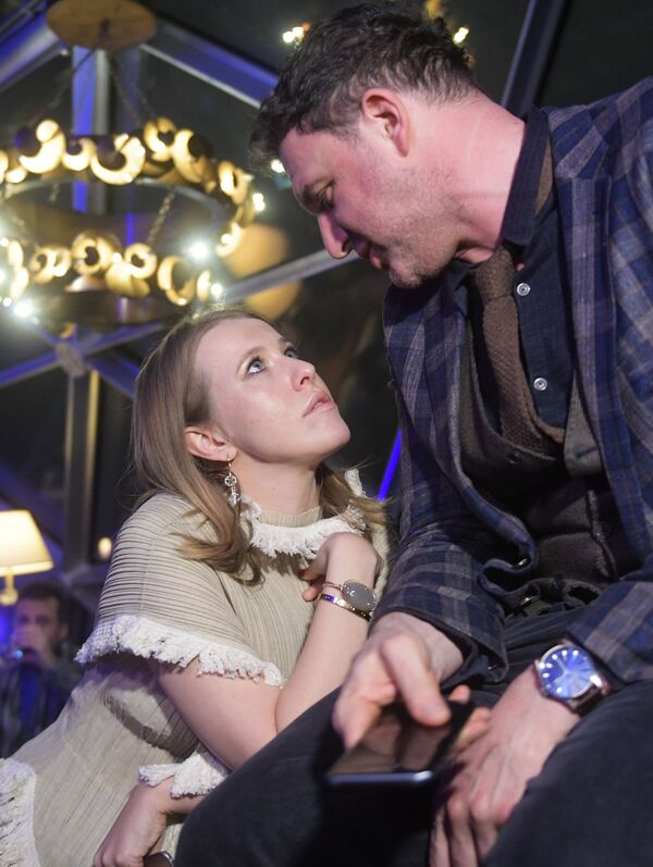 La presentadora de televisión Ksenia Sobchak y su esposo, el actor Maxim Vitorgán, durante la presentación del nuevo modelo de 'smartphone' Samsung Galaxy S8 en el hotel Ritz Carlton de Moscú - Sputnik Mundo