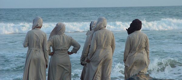 Monjas miran el mar en la India - Sputnik Mundo
