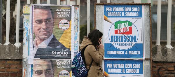 Una mujer camina por delante de afiches electorales en Pomigliano D'Arco, cerca de Nápoles. - Sputnik Mundo