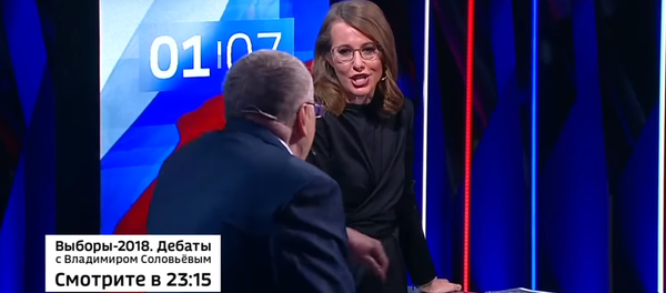 Los candidatos Vladímir Zhirinovski y Ksenia Sobchak durante los debates de las elecciones presidenciales de Rusia 2018 - Sputnik Mundo