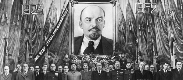 Iósif Stalin y otros políticos durante una ceremonia solemne celebrada con motivo del 28 aniversario de la muerte de Lenin - Sputnik Mundo