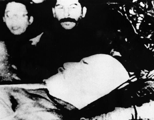 Iósif Stalin, secretario General del Comité Central del Partido Comunista de la Unión Soviética, cerca del ataúd de Lenin  - Sputnik Mundo