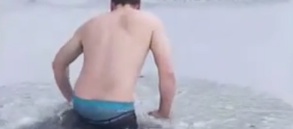 Un hombre se lanza a un lago helado para salvar un perro Un hombre se lanza a un lago helado para salvar un perro - Sputnik Mundo