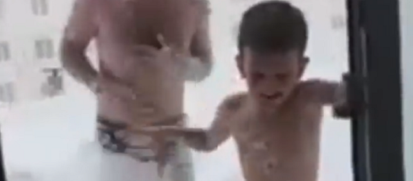 ¿Saltar desde una ventana a la nieve? Los rusos saben cómo disfrutar de la primavera - Sputnik Mundo