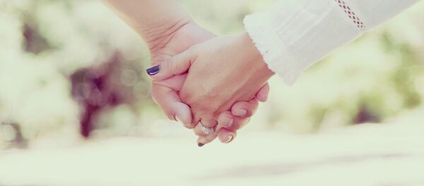 Una pareja cogida de las manos (imagen referencial) - Sputnik Mundo