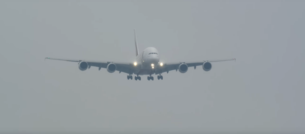 Aterriza el avión más grande del mundo en medio de una tormenta - Sputnik Mundo