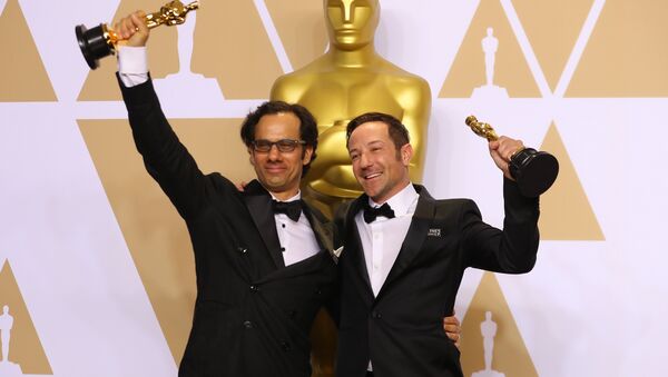 Dan Cogan y Bryan Fogel, cineastas norteamericanos durante la gala de los Oscar - Sputnik Mundo